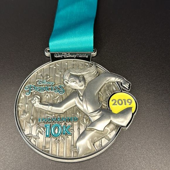 Disney Run Medal Princess Enchanted 10k 2019 finisher - Picture 6 of 6